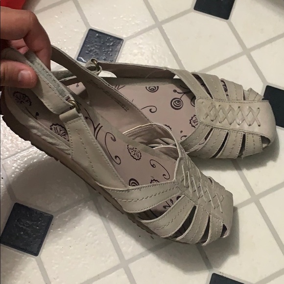 Bare Traps Super Comfty Sandals - Picture 2 of 2